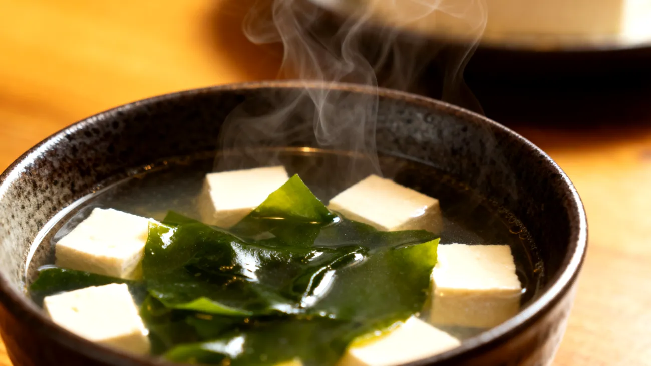 Miso-Suppe mit Wakame-Algen und Seidentofu"